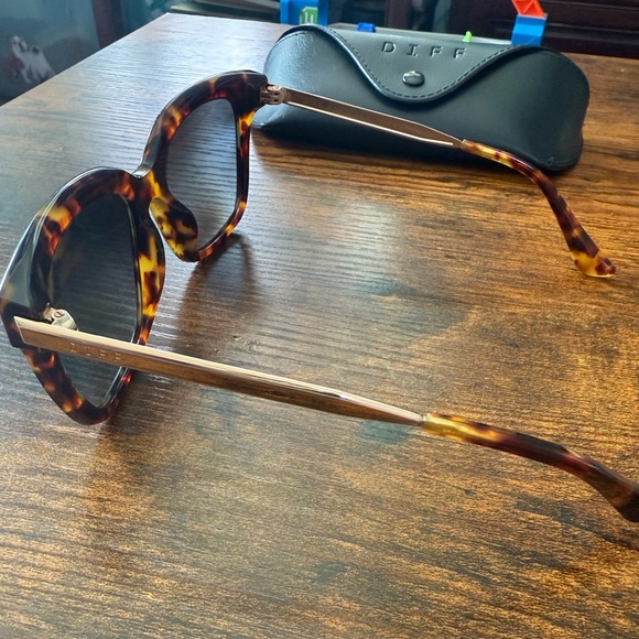 DIFF Bella Polarized Sunglasses - Picture 8 of 13